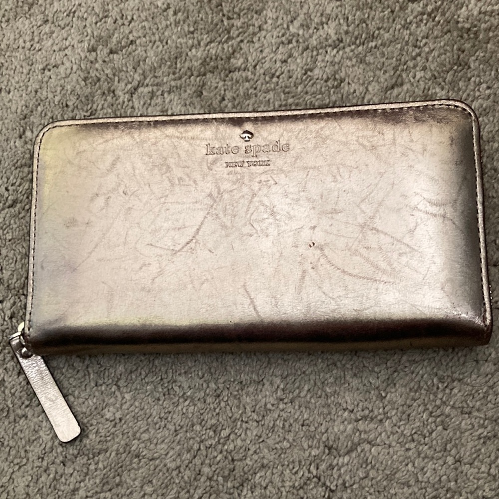 🐕🐕‍🦺🐩ACCEPTING OFFERS🐩🐕‍🦺🐕🦮Gold Kate Spade wallet